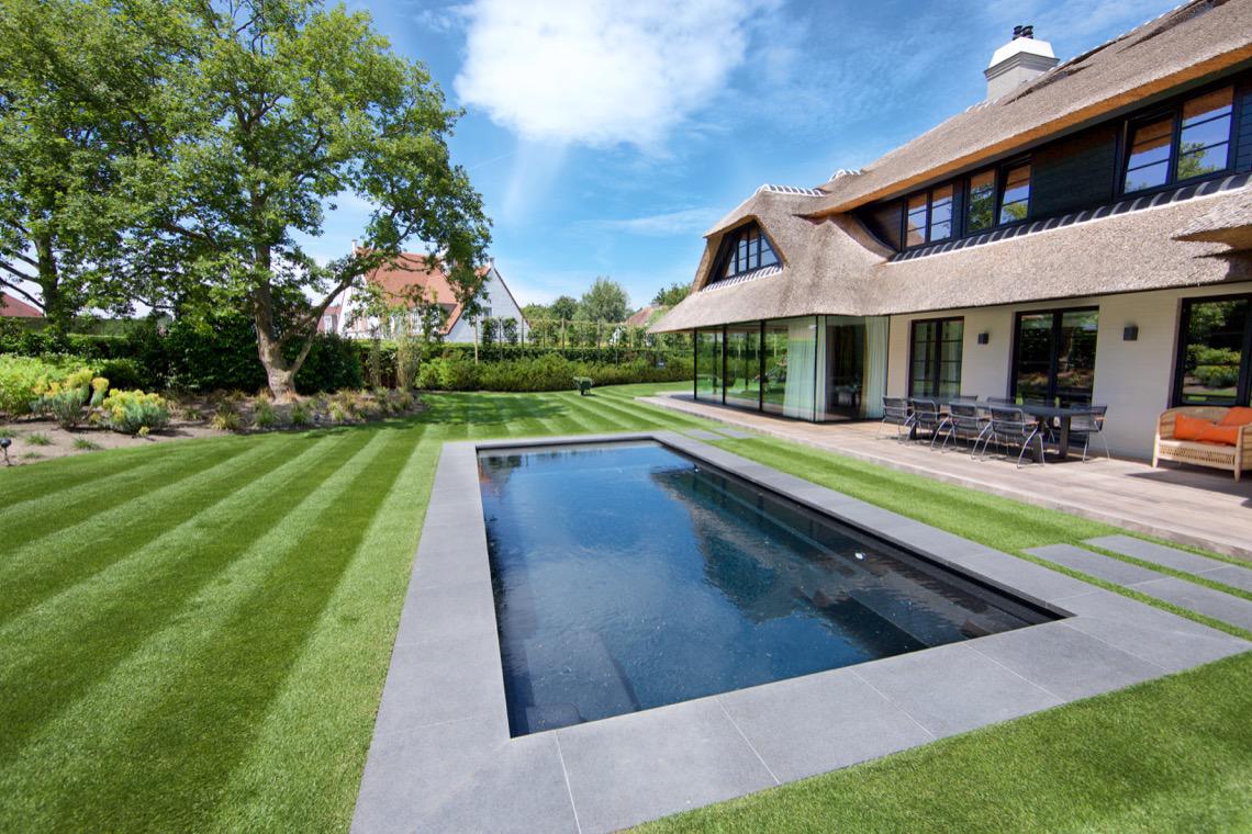 zwembad in moderne tuin